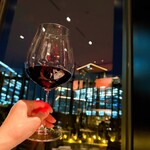 THE COSMOPOLITAN GRILL BAR TERRACE - グラスワインと夜景