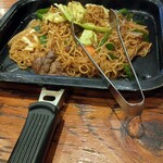 網焼きジンギスカン 羊肉酒場 悟大 水道橋店 - 焼きそば。当然羊肉。