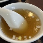 独一処餃子 - 焼餃子定食のスープ