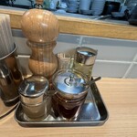 桜上水 船越 - 卓上の調味料