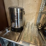桜上水 船越 - お水は券売機左側の冷水タンクにてセルフ(またはコップを持って卓上のピッチャーで)