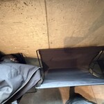 桜上水 船越 - 壁下に荷物カゴ