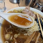 桜上水 船越 - カメリアラードが蓋をする煮干しが効いた熱々の清湯煮干醤油スープ