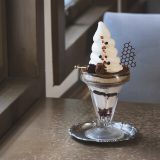 【期間限定】ダークチェリーのフォレノワールパフェ