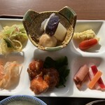 さつまいも農カフェきらら - この日のメインは海老チリ風のさつまいも　　　　　　　肉や魚を使わず野菜惣菜がたくさん♬                            内容は日や時期で変わります