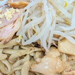 ラーメン二郎 - 電気煮干しが覗く。