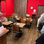 ラーメン六角家 - 店内テーブル席