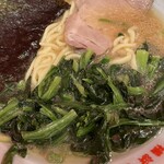 ラーメン六角家 - ラーメン＋ほうれん草トッピングのアップ