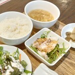 魏飯餃子 - ライス・スープ・ザーサイ・サラダ・小皿