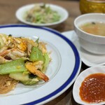 イサーンキッチン タイ料理&タイ居酒屋 - 