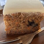 negombo33 - シュレッドキャロットとレーズンが見える、クリームチーズ・フロスティングが味わいを深める