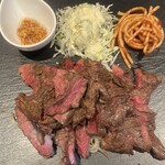 NIKUNOTORIKO - 炭火焼きステーキランチ 300g 1800円
      左上〜ガーリック