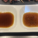 NIKUNOTORIKO - 左〜ステーキソース 右〜味噌ベースのソース