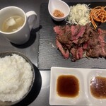 NIKUNOTORIKO - 炭火焼きステーキランチ 300g 1800円（ご飯大盛り）