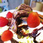 モエナ カフェ - ストロベリー＆チョコレートパンケーキ　
