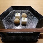 明寂 - 蕗の薹淡雪餅、餡と蕗の薹