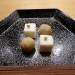 明寂 - 蕗の薹淡雪餅、餡と蕗の薹