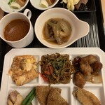 大江戸温泉物語 わんわんリゾート - 料理写真:〈夕食〉富士宮やきそば、あんきも、ステーキ、アジフライ、黒はんぺんフライなど…