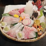虎丸 - お刺身盛り合わせ9種 (キハダマグロ・ブリ・真鯛・スズキ・イシダイ・貝・メジナ・ヒラメのえんがわ・アオリイカ)