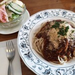 モンタン - ミートソース&サラダ&食後のドリンク セットで1,600円(税込み)