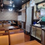 リトルバングラ ビリヤニハウス - 天井の排気設備に焼肉屋の名残りあり。ビールサーバーは残念ながら、ただの飾り