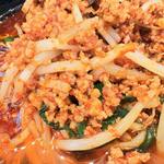 蒙古タンメン中本 - 甘辛く炒められたたっぷりのひき肉と、シャキシャキのニラとモヤシ