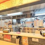 蒙古タンメン中本 - メインの調理場の様子