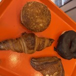 プルクワ - カレーパン、クロワッサン、チョコレートドーナツ