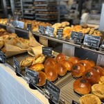 カフェヨシノ ロースタリー - あんぱんからクリームパンから美味しそう♪