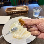 TAGEN DINING CAFE - 当然ソースを付けて食べる