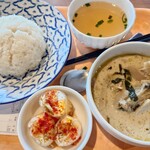 ティーヌン - 料理写真:グリーンカレー◯　生春巻き◯