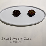 STAR JEWELRY CAFE & Chocolatier - 左ボンボンショコラ 【フランボワーズノワール】¥380  右ボンボンショコラ 【ピスタチオ】¥380