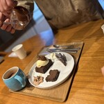 THE SMILE CHOCOLATE Cafe & - 店員さんがチョコをかけて仕上げてくれます♡