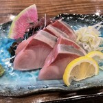 魚が旨い焼き鳥屋 六 - 鰤の刺身