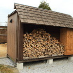 連理 - お店の敷地内の暖炉の薪を保管する場所の横に燻製室が設けられています