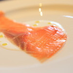 連理 - 「桜の木で燻したサーモンにグレープフルーツクリーム添え」