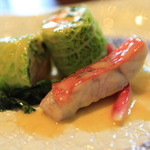 連理 - 「釣り金目鯛さっと炙り、ずわい蟹、雲丹、浜名湖産青海苔、帆立貝のムースをちりめんキャベツで包み蒸し ブールブランソース」