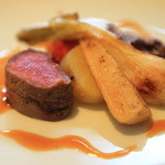 連理 - 「捕れたてうり坊のフィレ肉と舌焼き 根パセリのコンフィーとうず巻きビーツのロースト ジャンジャンブルソース」