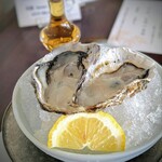 かき船 かなわ - 生牡蠣追加「先端」ボーモア添え。広島らしく厚切りレモンが添えられて、ギュッと絞って、雑味の無い爽やかな味わいを堪能いたしました。