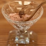 りょうりや○ - 大将手作りクロッカンがかかってるいちごのアイス。大将何でも作れる…