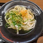 はなまるうどん - かけうどん、葱追加、天かす投入、七味も投入