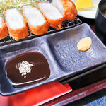 肉たらしぃ - ソース、辛子