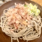 福そば - 越前そばの香り、大根おろしの蕎麦つゆも美味しい。これを食べると蕎麦はこれが一番になります。唯一残念だったのは、大根おろしが普通の大根でした。辛味大根を混ぜて辛味がないと越前おろしそばとしては今一つ。