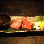 臥薪 - A5黒毛和牛のタタキ 濃厚生姜醤油で
