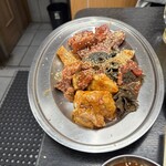 空 鶴橋総本店 - ホルモンセットにタンとハラミ