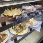 ヨウケル舎 - 帰り際のショーケース。来た時よりケーキだいぶなくなってました。