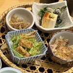 あずま 坂戸店 - お豆腐にかかってるタレが甘味があって美味しかった