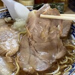 タンタン - ロースは大判で噛みちぎると
      ブルンッと反発してくる元気の良さ♪
      こちらもガッツリ食べ応えある厚み！