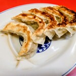 らーめん一龍 - 餃子　(400円)　最近は酢と胡椒だけで頂くのがマイブーム