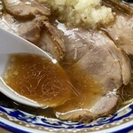 タンタン - 【スープ】
      ・スープがほんとに秀逸
      ・舌に触れた瞬間、舌の内部に浸透していく円やかさ
      ・まるで牡蠣エキスかと思うほどに深みのある旨み
      ・他の八王子ラーメン店で味わえないこの旨み